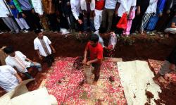 Ribuan Pelayat Antar 18 Korban Kecelakaan Bus yang Dikubur Massal di TPU Legoso