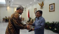 JK Serahkan Penghargaan Proper 2017 ke Perusahaan AMDK