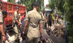 Picu Banjir, Puluhan Lapak PKL di Semarang Dibongkar Paksa