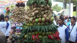 Sambut Ramadan, Warga Kendal Berebut Gunungan 1.000 Lepet dalam Kirab Dugderan