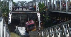 Konstruksi Jembatan Rapuh, Evakuasi Bangkai 3 Truk Dihentikan