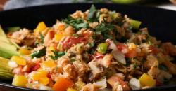 Bosan Sayur, Bikin Sarapan Sehat Salad Ikan dengan Alpukat