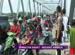 Jembatan Ambruk di Widang Tuban Jadi Tontonan Warga