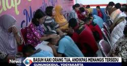 Mengharukan, Puluhan Napi Anak Ini Menangis saat Basuh Kaki Orang Tua