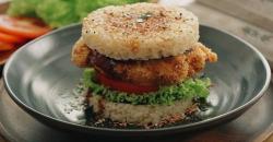 Berkreasi dengan Burger Nasi Isi Udang Katsu, Santapan Lezat yang Unik