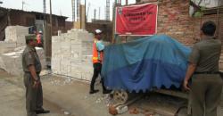 Tak Kantongi IMB, Belasan Petak Kontrakan di Duren Sawit Dirobohkan