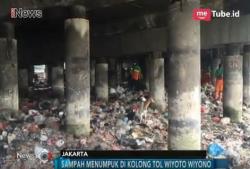 Sampah Menumpuk di Kolong Jalan Tol Wiyoto Wiyono