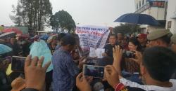 8 Tahun Terdampak Erupsi Sinabung dan Diabaikan, Ratusan Warga Protes