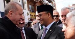 Anies Dikerubuti Anak-Anak Turki sambil Diteriaki Gubernur Indonesia