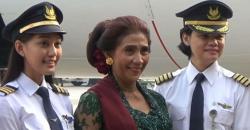 Hari Kartini, Menteri Susi Bagi-Bagi Cokelat kepada Penumpang Pesawat