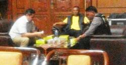 Pakai Rompi Hitam dan Dikawal Ketat, Bupati Mojokerto Makan Nasi Kotak