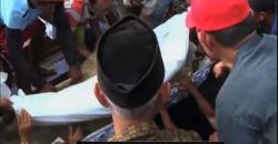 Ibu dan Anak Korban Truk Terguling ke Jurang Dimakamkan Satu Liang