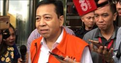 Turun dari Mobil Tahanan KPK, Setnov Minta Keadilan