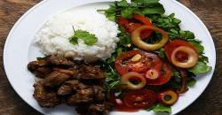 Makan Malam dengan Nasi Daging Campur Khas Vietnam