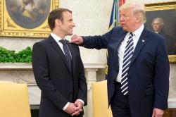 Momen Lucu saat Trump Singkirkan Ketombe dari Jas Presiden Macron