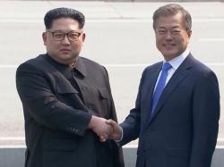 Momen Bersejarah Kim Jong Un Injakkan Kaki di Korsel