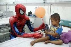 Aksi Spiderman Hibur Anak Penderita Kanker
