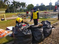 Sehari Usai Pesta Rakyat di Monas, Sampah Masih Berserakan
