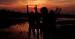 Keindahan Senja Tersembunyi di Pantai Tenggayun Riau