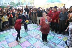 Sambangi Festival Jaga Bumi, Mega dan Puti Asyik Bermain Ular Tangga