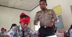 Guru Terbatas, Polisi Ini Jadi Pengajar Sukarela di Pelosok Poso
