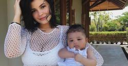 Kylie Jenner Tampil Natural saat Liburan di Pantai Bareng Anak