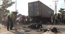 Truk Kontainer Tabrak Pembatas Jalan, 2 Pengendara Motor Tewas
