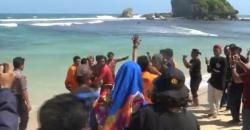 Mandi di Pantai Ngandong, 5 Wisatawan Terseret Ombak, 1 Tewas 