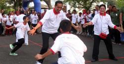 Jokowi dan Ibu Negara Ikut Main Gobak Sodor di Halaman Istana Merdeka