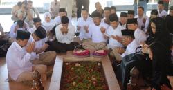 Safari Politik ke Jatim, Prabowo Ziarah ke Makam Bung Karno