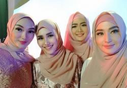 Kompak Berhijab, Dewi Perssik dan Ayu Ting Ting Terlihat Cantik