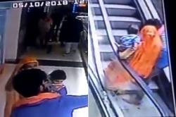 Ibu Asyik Selfie di Eskalator, Anak Lepas dari Gendongan dan Tewas