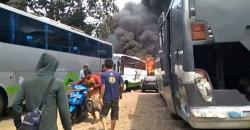 Gara-Gara Sampah Ban, 4 Unit Bus Pariwisata di Bekasi Ludes Terbakar