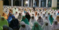 Ribuan Umat Islam di Surabaya Khusyuk Salat Tarawih Pertama Ramadan 