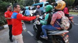 Rescue Perindo Bagikan Takjil untuk Pengendara Motor