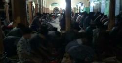 Salat Tarawih Super Kilat di Blitar, 23 Rakaat Hanya 10 Menit