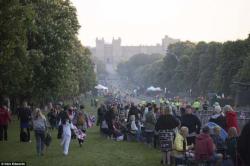 Tonton Royal Wedding Harry-Meghan, Turis Rela Bermalam Melawan Dingin