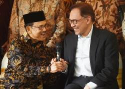 Kunjungi Habibie, Anwar Ibrahim Akui Belajar Reformasi dari Indonesia