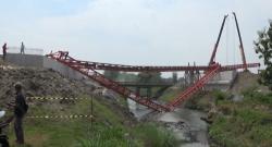 Launcher Girder Roboh, Proyek Jembatan Tol Solo-Kertosono Molor
