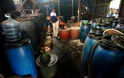 Gerebek Pabrik Miras di Tuban, Petugas Amankan Ribuan Liter Arak