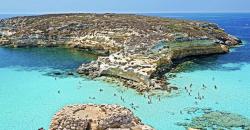 Wisata Italia, Pantai Rabbit Miliki Sejarah Terukir di Gua Berbatu