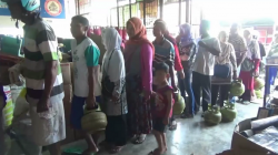 Elpiji di Pacitan Langka, Ratusan Pembeli Mengantre Berjam-jam 