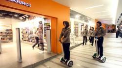 Polwan Sabhara Polrestabes Surabaya Patroli Segway di Pusat Perbelanjaan