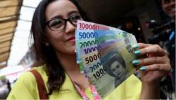 Hari Terakhir, Penukar Uang Rela Antre di Monas Meski Gerimis