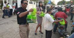 Perindo Surabaya Bagikan Ratusan Takjil kepada Pengguna Jalan