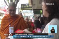 Jelang Waisak, Ratusan Biksu di Magelang Cari Sedekah