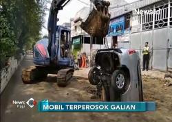 Tak Ada Rambu Pembatas Jalan, Mobil Terperosok ke Lubang Resapan