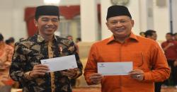 Jokowi Bayar Zakat Penghasilan Rp50 Juta di Istana Negara