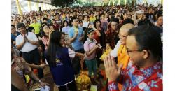 Datangi Vihara Ekayana Arama, Anies Ucapkan Selamat Waisak