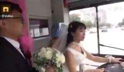 Pengantin Perempuan Ini Nyetir Bus Sendiri ke Acara Pernikahan